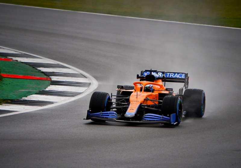 In beeld: Norris en Ricciardo ontgroenen de MCL35M op nat Silverstone