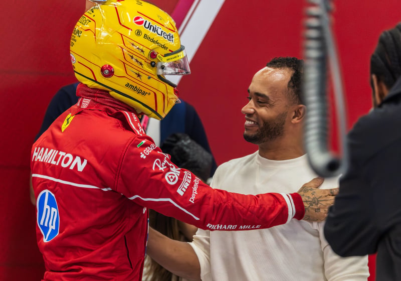 Uniek moment voor familie Hamilton: Lewis en Nic op dezelfde dag op het podium