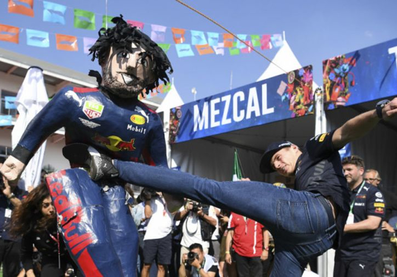 VIDEO: Max and Daniel vs piñatas