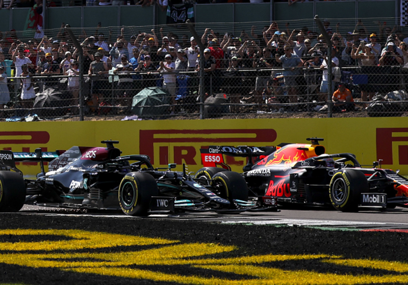 Hamilton krijgt geen zwaardere straf voor Verstappen-crash Silverstone