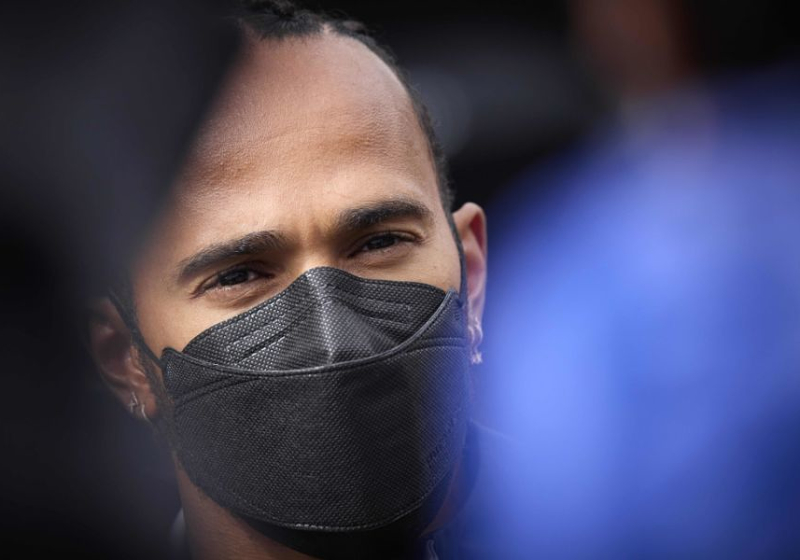 Hamilton moppert over Eau Rouge: "Ze hebben het verpest ofzo"