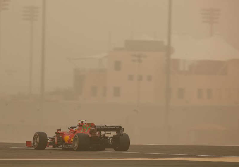 Sainz bemoans sandstorm on 'very difficult' Ferrari debut