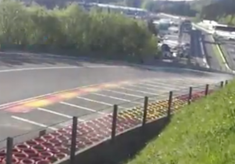 Bizarre beelden: WEC-coureur vliegt meters door de lucht met zijn auto