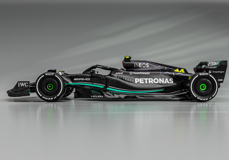 In beeld: Mercedes gaat 'back to black' met gloednieuwe W14