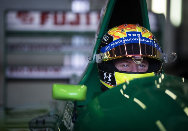 IN BEELD: Mick Schumacher stapt in auto waarmee vader Michael debuteerde