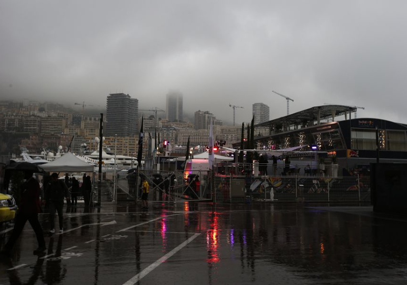 La lluvia retrasa el arranque del Gran Premio de Mónaco