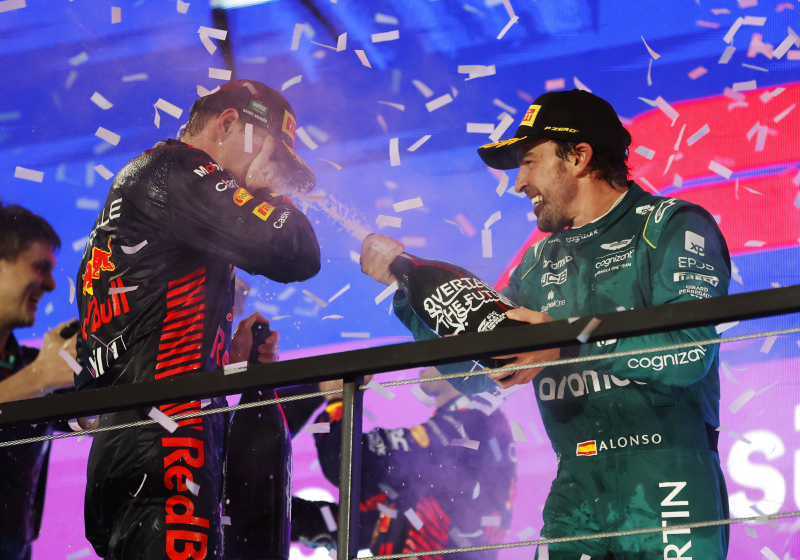 Alonso en Verstappen grappen: "Als jij nummer één houdt, neem ik nummer 33"