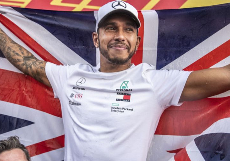 Hamilton ziet zichzelf niet bij een ander team rijden: 'Dit is mijn familie'