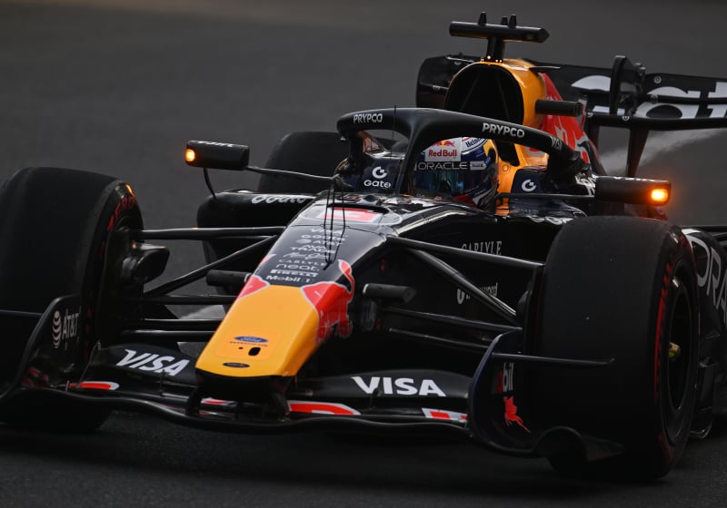 Verstappen blijft steken op P8 in kwalificatie GP Bakoe, Russell domineert met overmacht