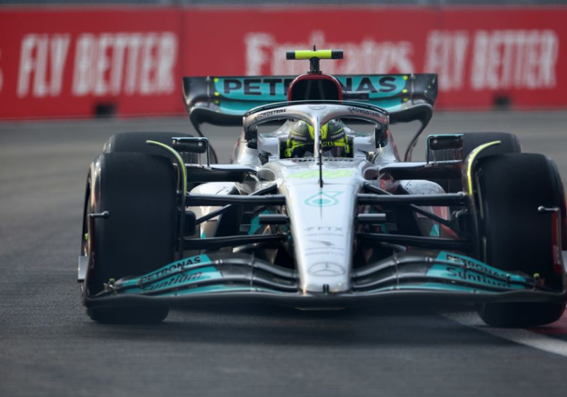 Eerste vrije training Singapore: Hamilton verslaat Verstappen, problemen Leclerc en Pérez