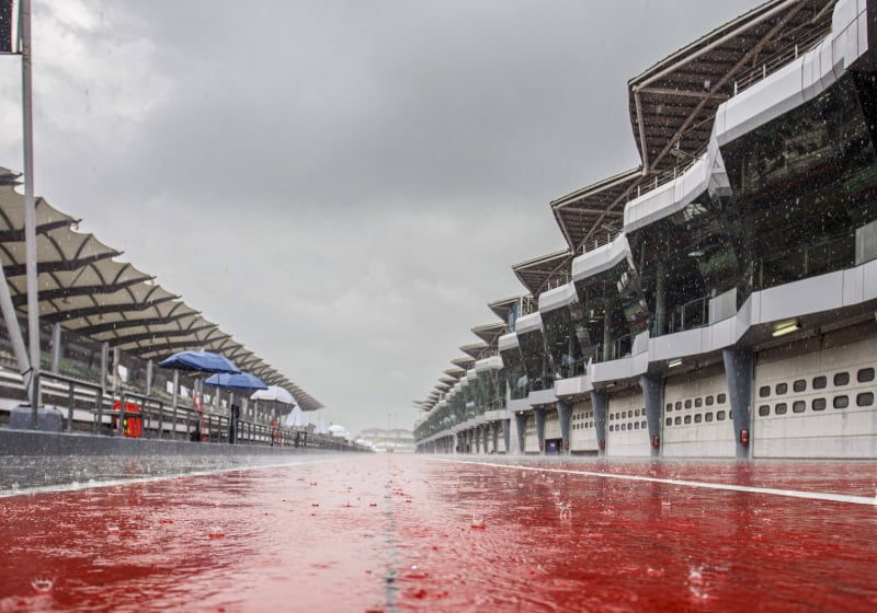 Stevige regenbui raast over Sepang International Circuit vlak voor Grand Prix