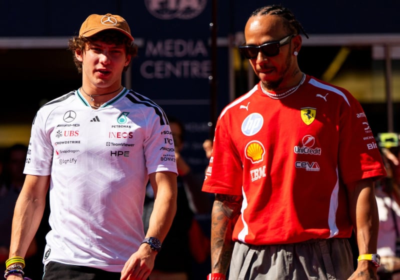 Hamilton laat perszaal lachen met duidelijk advies aan Antonelli: 'Langzamer rijden'