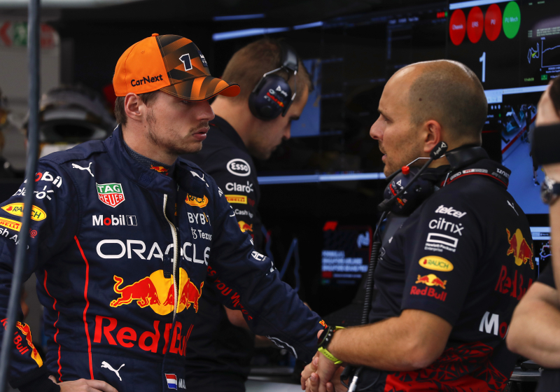 Sauber bevestigt Zhou voor 2024, Verstappen wijst naar competitiviteit Red Bull in Singapore | GPFans Recap