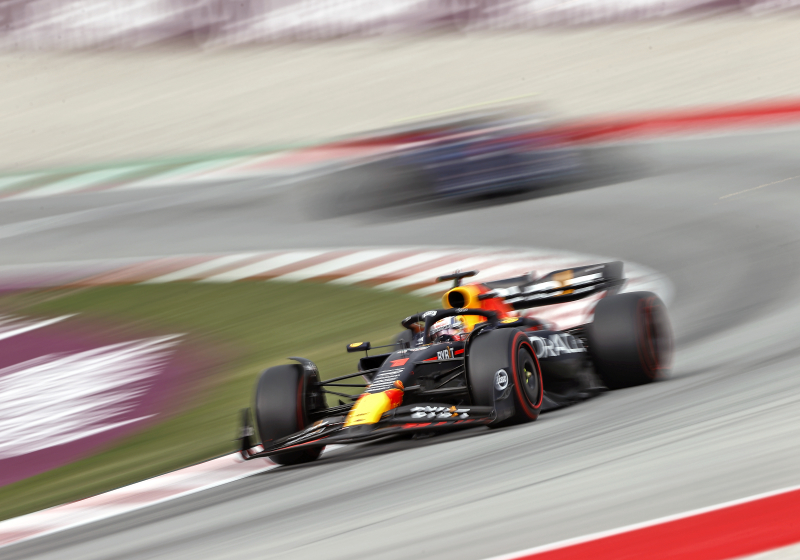 Verstappen pakt met overmacht pole in Barcelona na verrassende kwalificatie