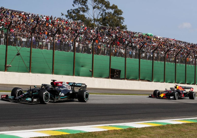 Grand Prix van São Paulo: Hamilton wint na bloedstollend gevecht met Verstappen