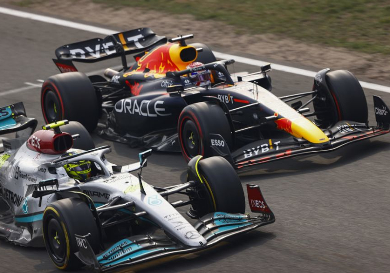 Hamilton boos op Mercedes: "Ik kan niet geloven dat jullie mij zo genaaid hebben!"