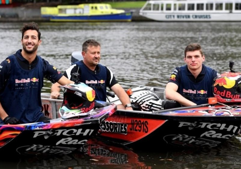 Verstappen en Ricciardo racen op de Yarra River in Melbourne