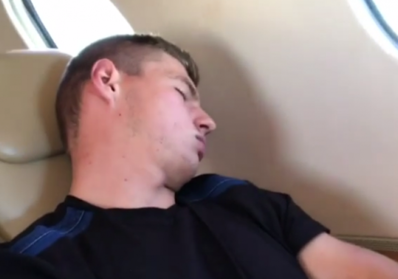 HAHA! Ricciardo filmt slapende Verstappen