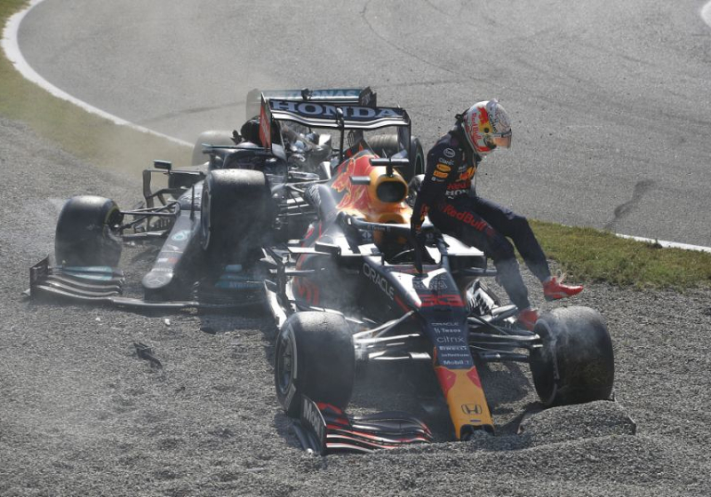 Luyendyk over crashes tussen Verstappen en Hamilton: 'Ik had Drive-through gegeven'