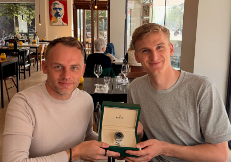 Hartog krijgt Rolex cadeau van coureur waarvan hij het leven redde