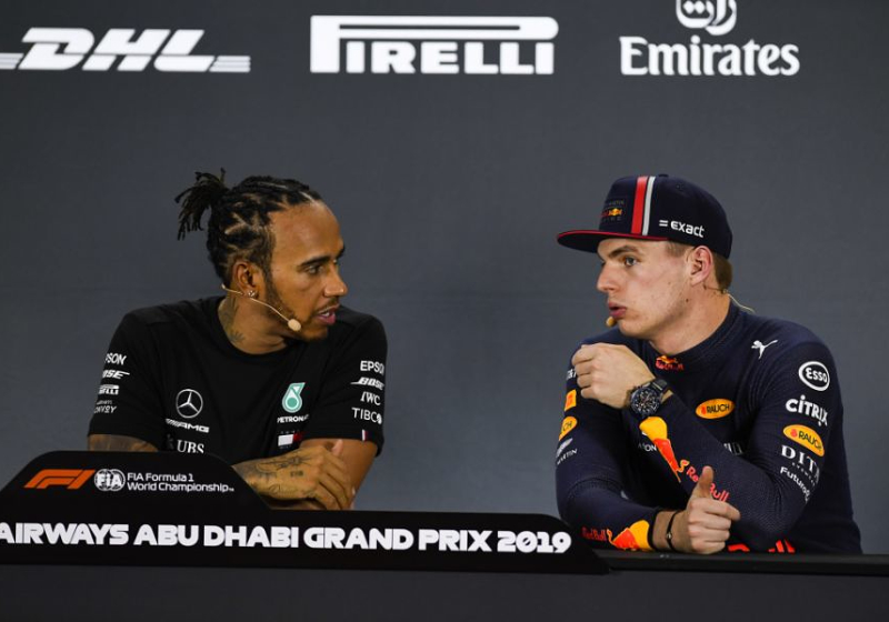 Hamilton deelt sneer uit aan Verstappen: "Een teken van zwakte"