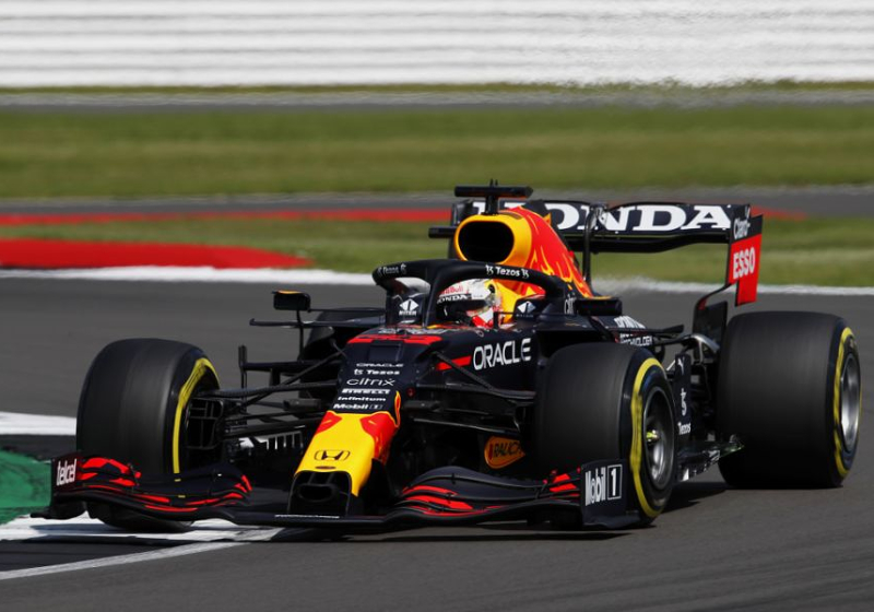 Verstappen verwerpt claims over agressieve rijstijl: "Ik gaf Hamilton de ruimte"