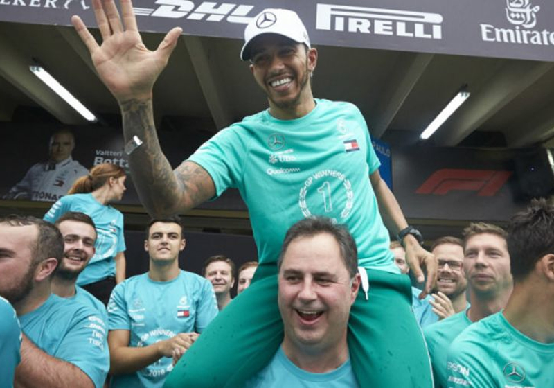 Brawn looft Hamilton: 'Hij gaf alles om de Nederlander achter zich te houden'