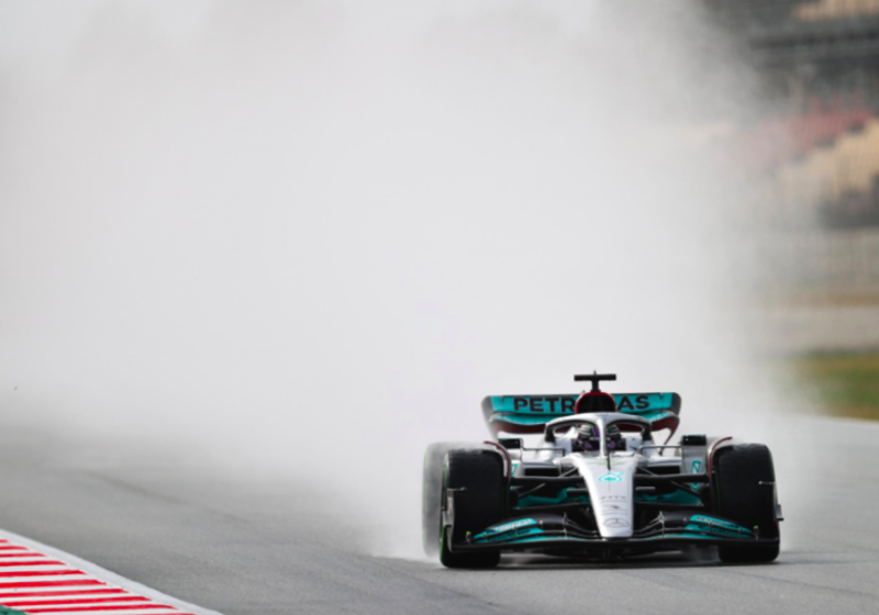 Hamilton deelt speldenprikjes uit: "Red Bull is enorm snel, maar Mercedes is het beste team"