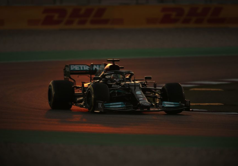 Hamilton cruises in Qatar to close gap to Verstappen but tyre failures strike