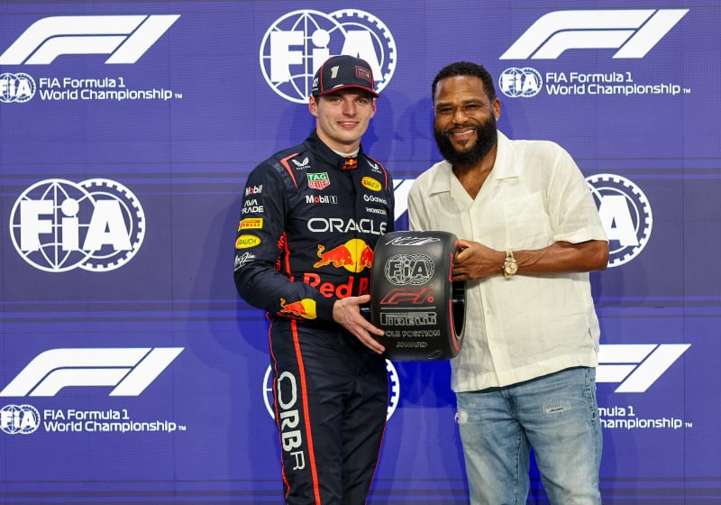 Max Verstappen met Pirelli band
