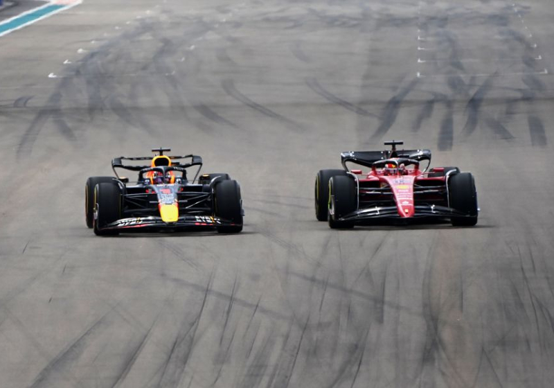 Plooij en Mol kritisch op mentaliteit Leclerc: "Verstappen is gewoon keihard"