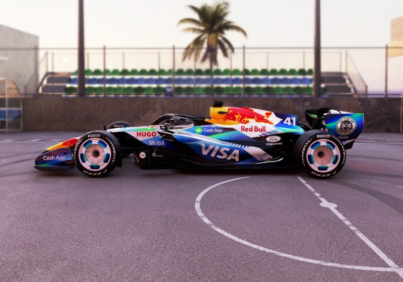 Racing Bulls viert start van WK-voetbal met speciale livery in Barcelona | F1 Shorts