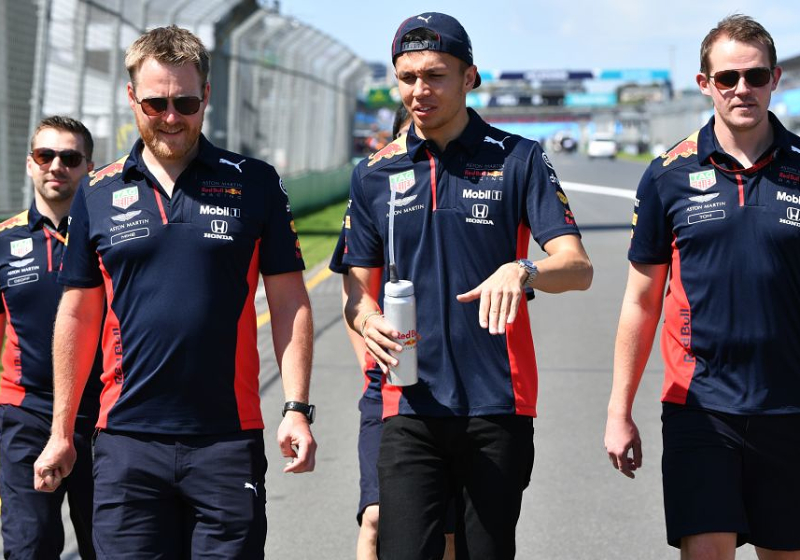 Albon over situatie coronavirus: 'Moeten FIA en F1 vertrouwen'