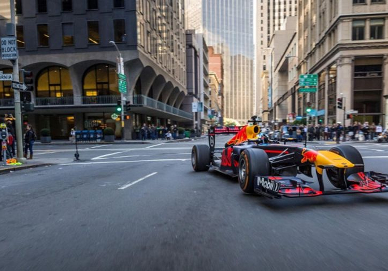 VIDEO: Daniel Ricciardo met RB7 op roadtrip door VS - deel 1