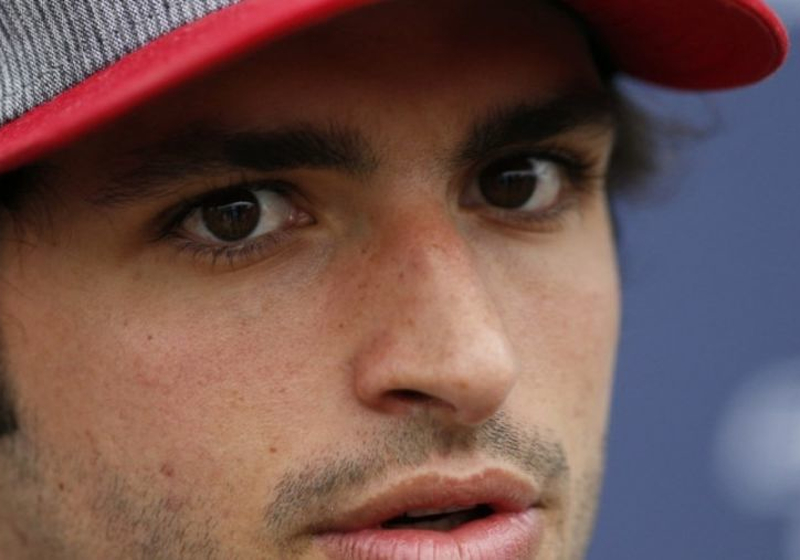 Carlos Sainz laat fans helm kiezen: "Geel of zwart?"