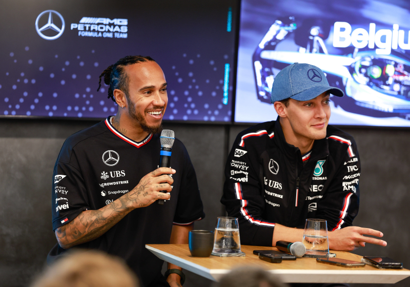 Hamilton heeft duidelijk advies voor Verstappen: "Je moet je als wereldkampioen gedragen"