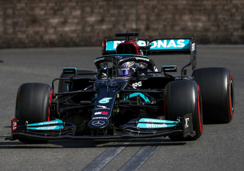 BREAKING: Hamilton schiet rechtdoor in eerste bocht en pakt ook geen punten