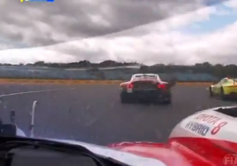 VIDEO: Fernando Alonso gaat op weergaloze wijze voorbij aan drie auto's tegelijk