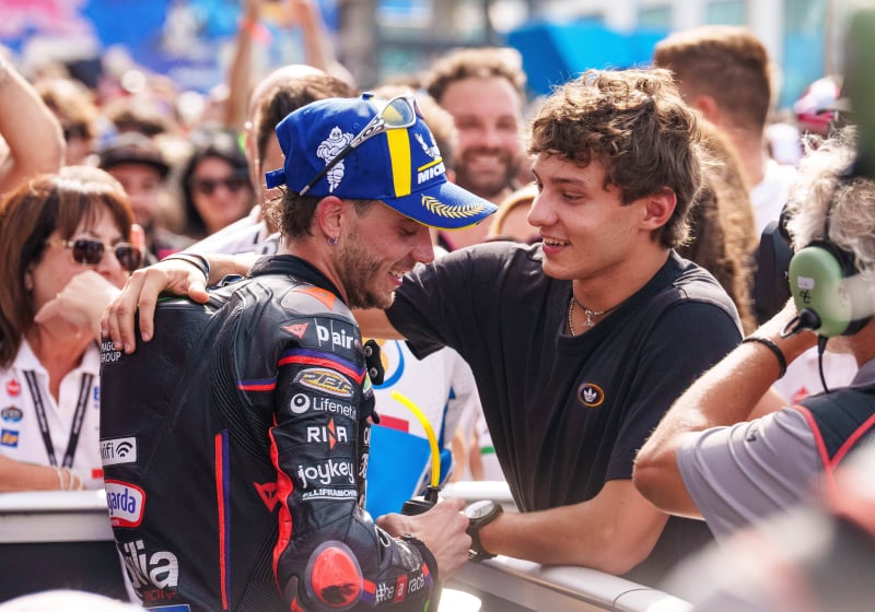 FIM schorst leider in wereldkampioenschap na bizar incident met marshal