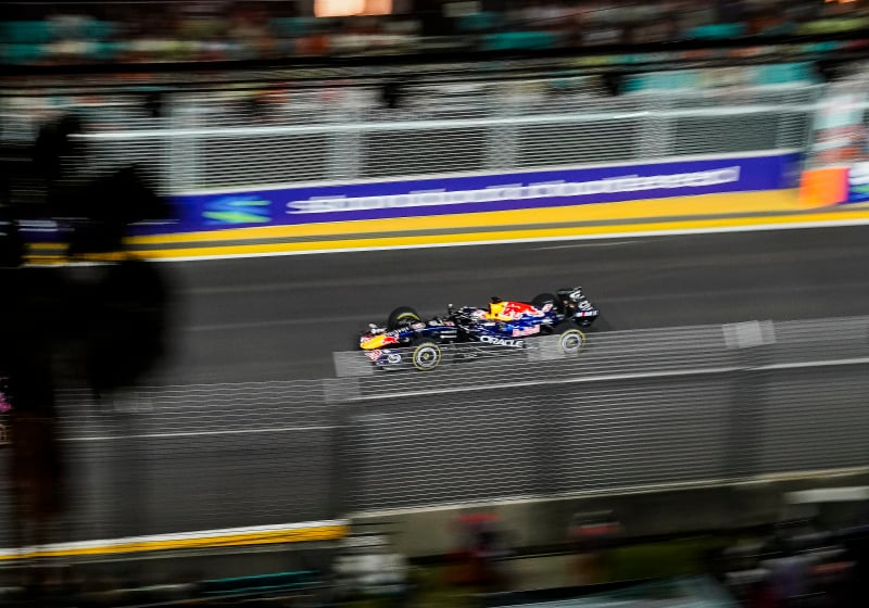 Verstappen wint knotsgekke F1-sprintrace in Singapore met negen uitvallers