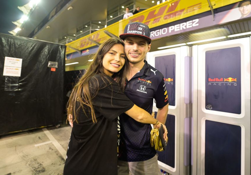 Kelly Piquet deelt prachtig plaatje met glunderende Verstappen en pasgeboren Lio