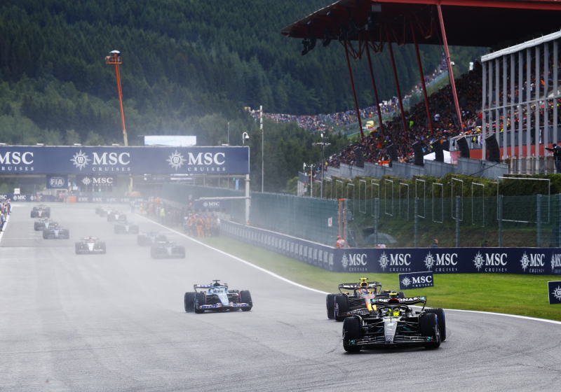 Fans reageren op zege Verstappen en duel Hamilton en Pérez: "Zes seconden in elf rondjes"