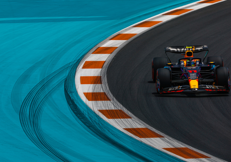 Pérez pakt pole na megaklapper Leclerc: 'Ronde neergezet op het moment dat het ertoe deed'