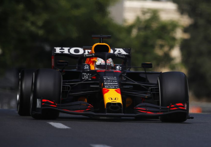BREAKING: Verstappen verliest zege in Bakoe in extremis door klapband