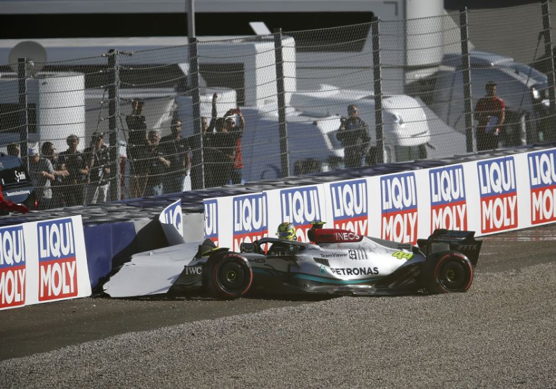 Hamilton na schuiver in Oostenrijk: "Grote klap, maar ik ben oké"