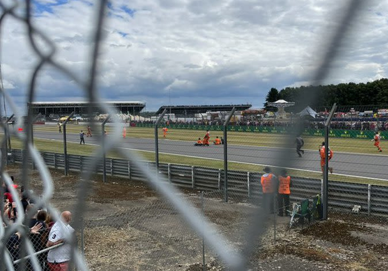 VIDEO: Manifestantes entraron a la pista de Silverstone tras el accidente