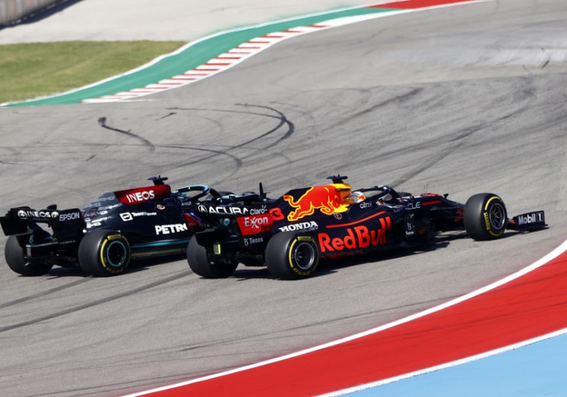 Grand Prix van de Verenigde Staten: Verstappen blijft Hamilton voor in zenuwslopende slotfase