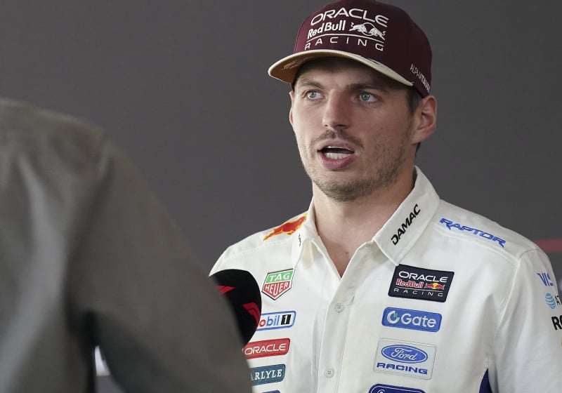 Verstappen pislink op Pérez tijdens niet uitgezonden bijna-crash: 'Wat een idioot'