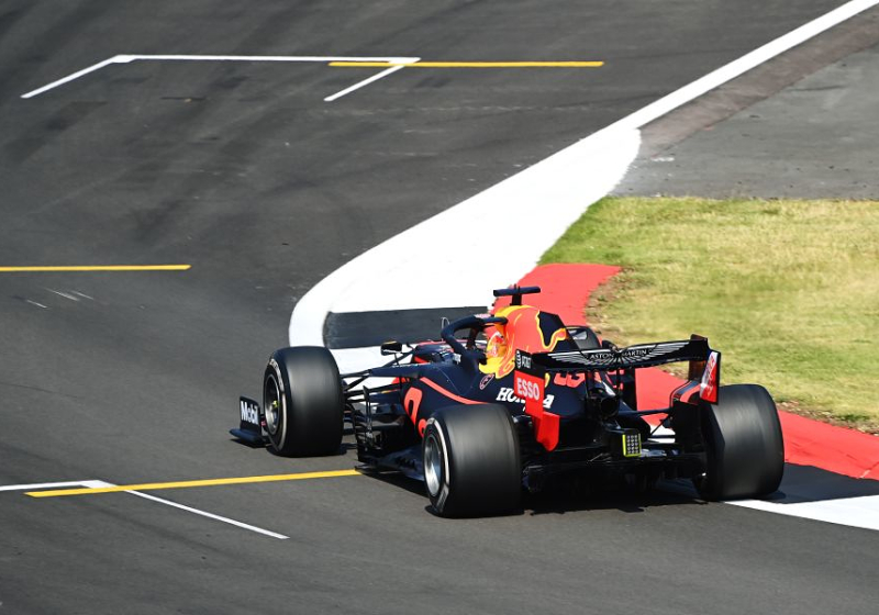 Sublieme Verstappen geeft Mercedes het nakijken en wint op Silverstone