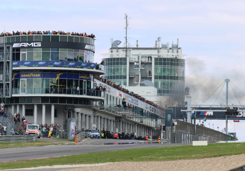 Zesuursrace op de Nürburgring gaat door ondanks explosie met 22 gewonden